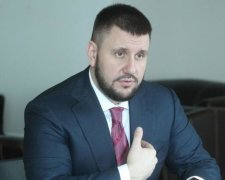 В секретной квартире Клименко нашли пачки денег и чьи-то ноги в носках