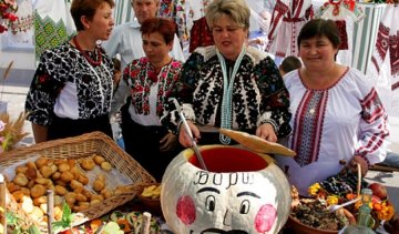 На Співочому полі варять полуничний борщ і козацький куліш