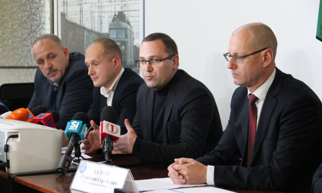 "Звільненого" Зеленським голову Закарпатської митниці засікли на роботі, разлючені містяни б'ють тривогу: "Це ганьба"