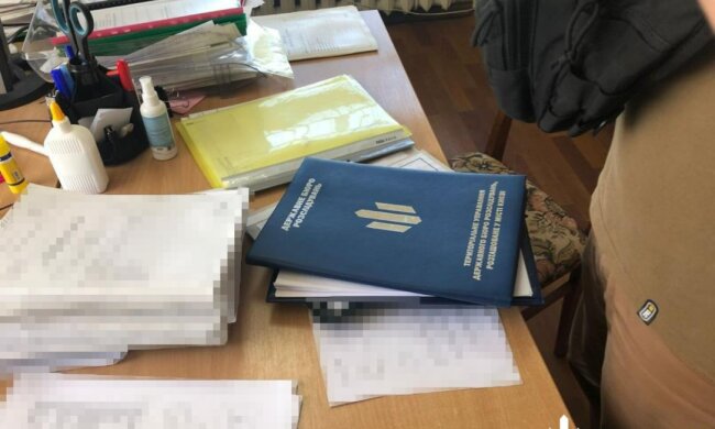 Посадовець організовував ухилянтам виїзд закордон. Фото ДБР