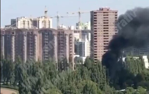 У Києві палає Іподром, пекельний вогонь пожирає метр за метром - перші подробиці