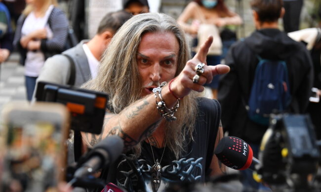 Джигурда біля суду, скрін з відео