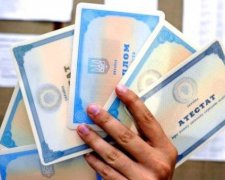 В Украине не хватает пластмассы для изготовления аттестатов