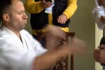 Джекі Чан з Прикарпаття сів на шпагат на стільцях і побив рекорд росіянина - 330 ударів