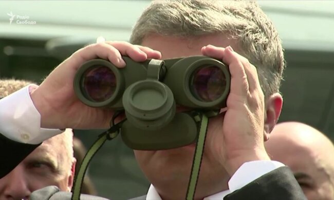 Петр Порошенко с биноклем, фото radiosvoboda