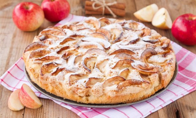 Шарлотка з горіхами і корицею: покроковий рецепт