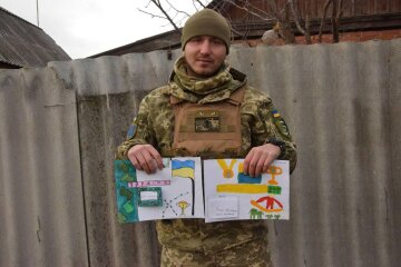 Воїни ЗСУ отримали малюнки від маленьких українців, фото: facebook.com/30brigade