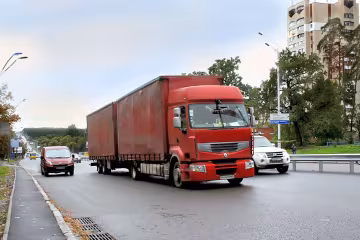 Водитель за рулем грузовика с тахографом
