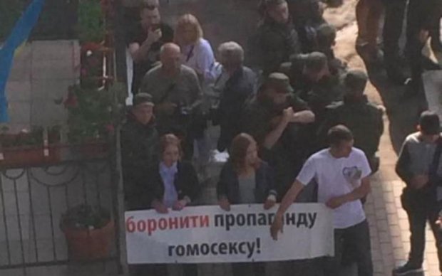 Прихильники "традиційної сім'ї" спалили прапор в центрі Києва