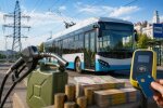Общественный транспорт, автобус на улице украинского города