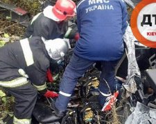 На хмельницькій трасі зіткнулись вантажівка та Opel: є загиблі (фото)