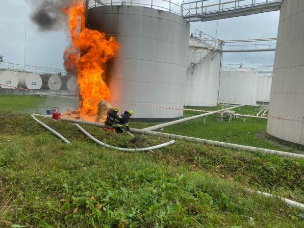 Під Хмельницьким палає нафтобаза, тонни "чорного золота" ризикують злетіти в повітря - рятувальники мчать зі всієї України