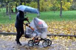 Жінка з коляскою, скріншот: YouTube