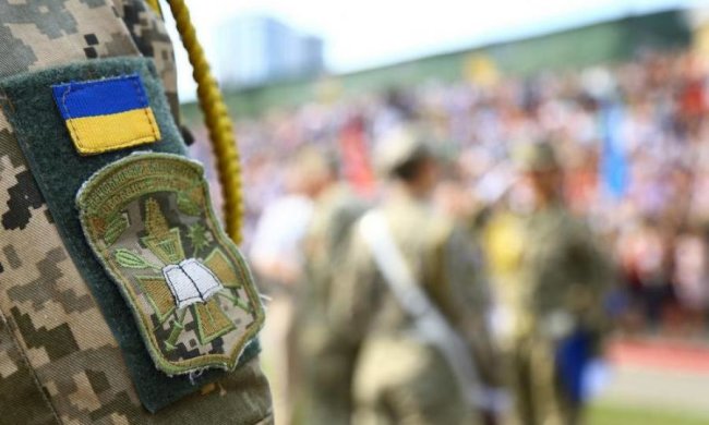 "Доводилося бути з повіями, щоб ніхто мене не запідозрив. Тому що було б дивно, що всі - так, а я ховаюся в кутку. Я не хотів, щоб мене викрили.", - ветеран-гей відверто розповів п