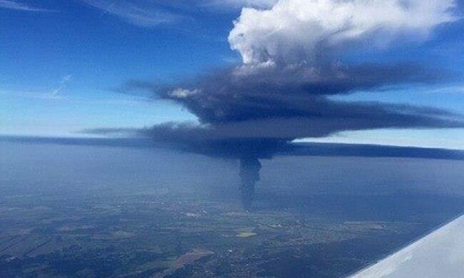 Фото дня: как выглядит пожар под Киевом из самолета