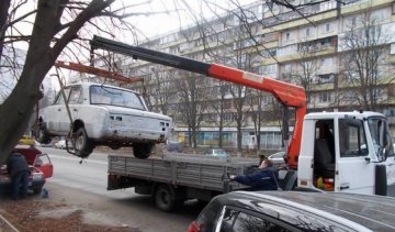 Де у столиці "парки" покинутих машин 