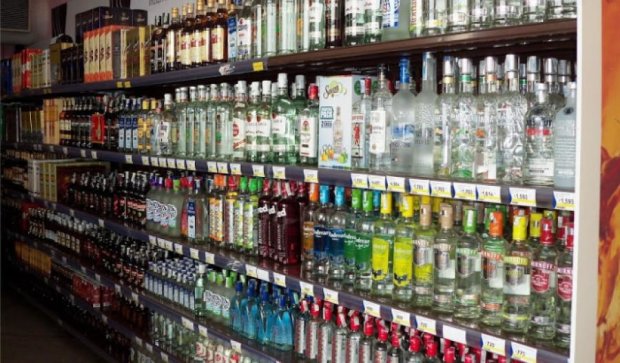 Больше сотни человек отравились алкоголем в Индии