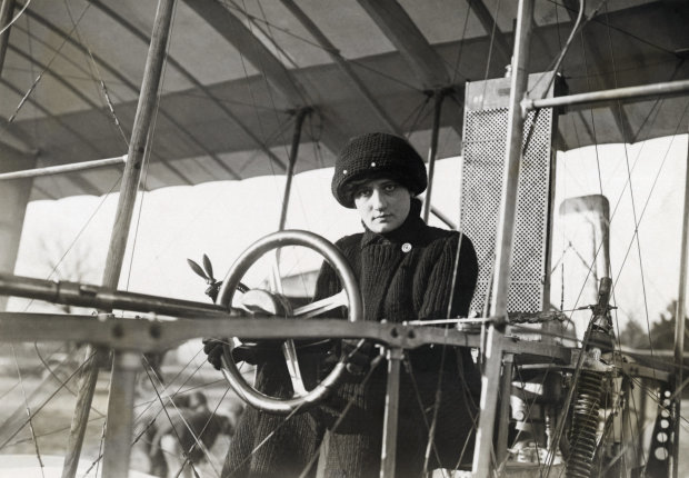 109 лет назад француженка Элиз де Ларош стала первой женщиной-пилотом: как это было
