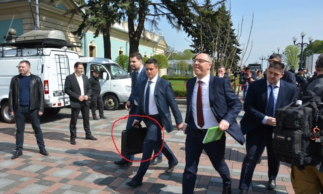 Я не трус, но я боюсь: спикера Парубия во время встречи с народом защищают специальной "бронепапкой"