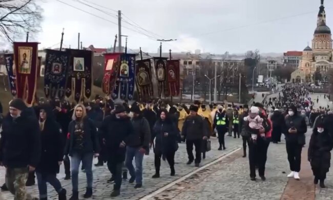 Карантин православным не писан: тысячи украинцев прошлись крестным ходом