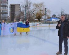 Роздягнені діти стоять на вулиці / фото: Facebook