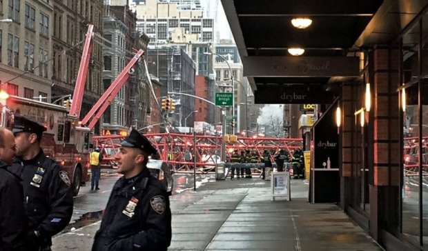 В сердце Нью-Йорка упал кран: есть жертвы