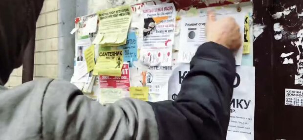 Расклейка обьявлений, фото: скриншот из видео