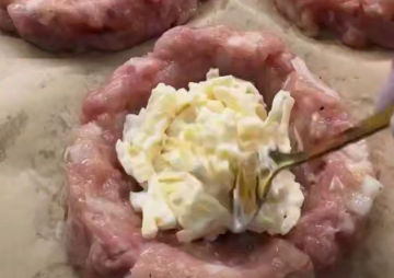 Курица с ананасами, кадр из видео