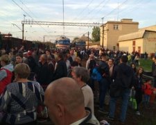 Першотравневий ажіотаж: на Львівщині пасажири заблокували рух поїздів