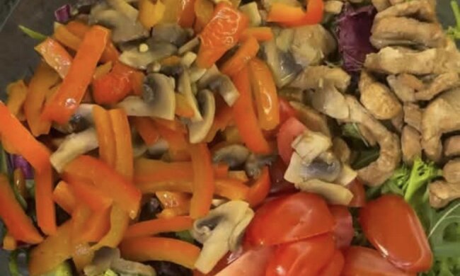 Теплий салат з куркою та овочами: швидко, смачно та корисно для фігури, рецепт