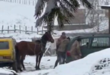 Напав на воєнкомів з сокирою