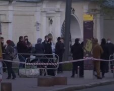 Украинцы возле церкви, скриншот: YouTube