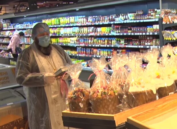 Священник у супермаркеті, фото Facebook