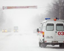 Поїздка в ТЦ закінчилася трагедією: позашляховик злетів з третього поверху, за життя водія борються медики