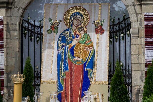 Львів'яни стануть на коліна перед Божою Матір'ю - зцілює від хвороб, дарує дітей і надію