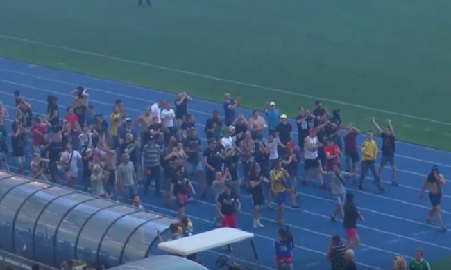 Ультрас Металлиста устроили массовую драку и сорвали матч