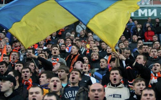 За традицією: сотні футбольних фанатів поставили на вуха Київ