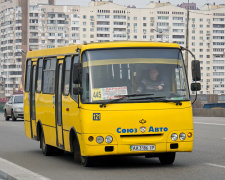 У Києві  маршрутка філігранно "підчепила" асфальт: просто не зміг встояти