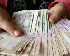 Минимальная пенсия: гривни в руках пенсионера