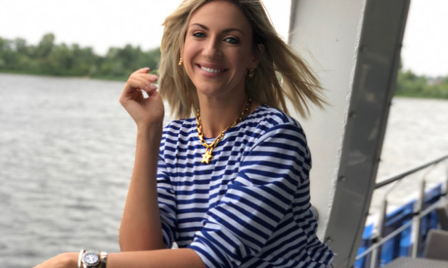 Нікітюк розсунула ноги на велосипеді: вже майже Волочкова