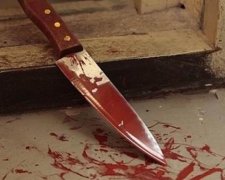 Жінка випадково зарізала чоловіка, змагаючись у метанні ножів