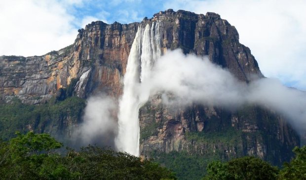 Красоту высочайшего водопада мира показали с воздуха