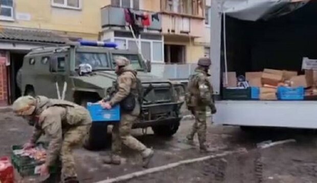 Кадыровцы раздают украинскую гуманитарку. Фото: Telegram
