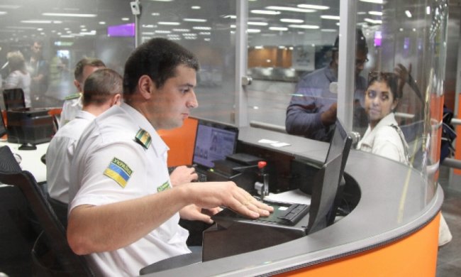 В аэропортах Киева и на вокзале поменяют пограничников