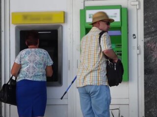 Українці біля банкомату. Фото: скрін youtube