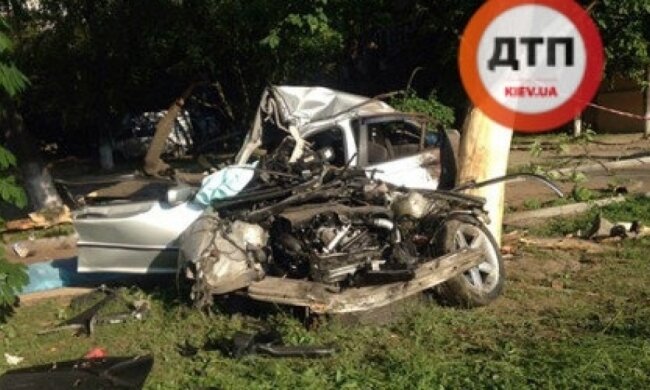 В Виннице BMW разорвало о дерево, есть жертвы
