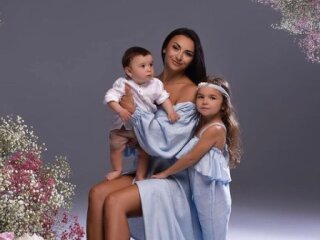 Илона Гвоздева с детьми, фото с Instagram