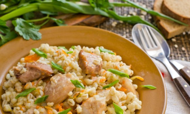 Цікавий рецепт плову з перловки з цибулею