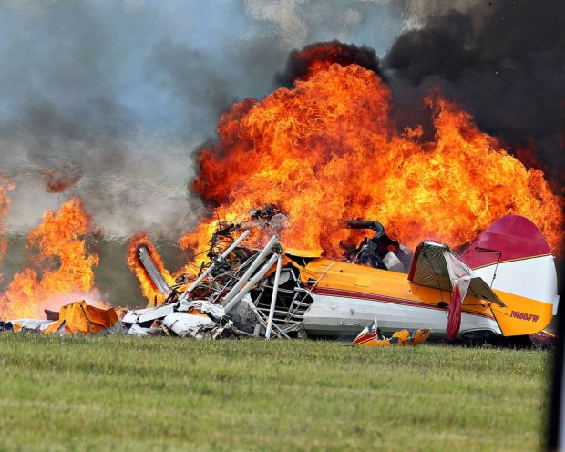 Пассажирский самолет разбился в страшной авиакатастрофе: человеческие останки сжирает пламя, не выжил никто