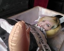 З приходом весни в Києві з'явилася надувна Гонтарева